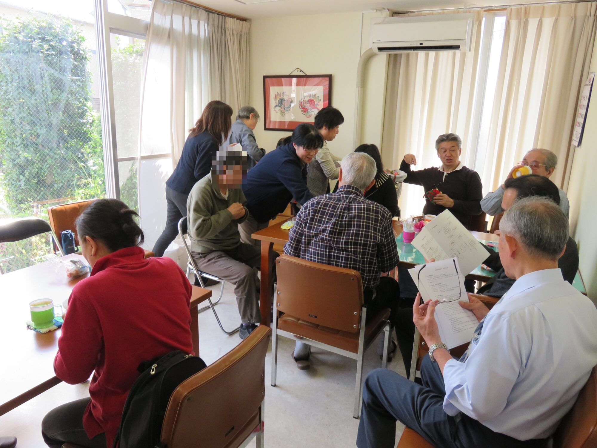 media-25 カフェの一コマ。<br>会話も弾み、楽しいひとときはあっという間に過ぎてしまいます。